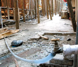 堅決查處搶建工地偷水施工 規范建筑勞務分包行為